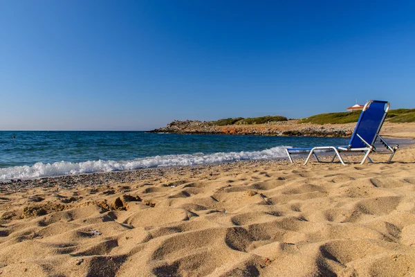 Στη θάλασσα στον κόλπο και την παραλία καρέκλα στην ακτή — Φωτογραφία Αρχείου