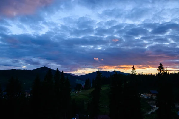 Fabuloso pôr-do-sol e o céu nas montanhas — Fotografia de Stock