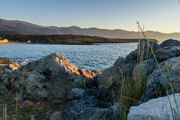 Hermosa puesta de sol en la costa de Creta — Foto de Stock