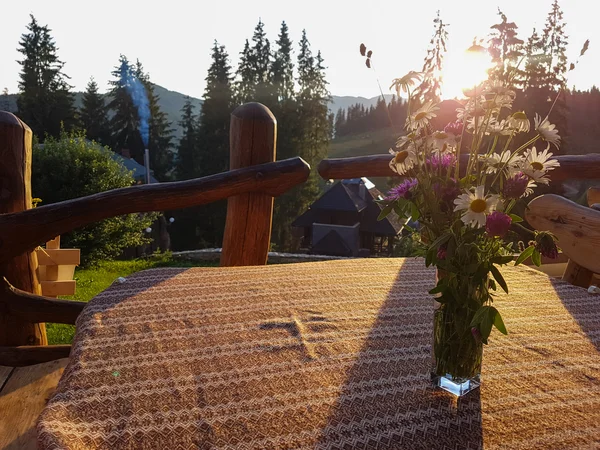Vase auf dem Tisch bei Sonnenuntergang und in den Bergen — Stockfoto