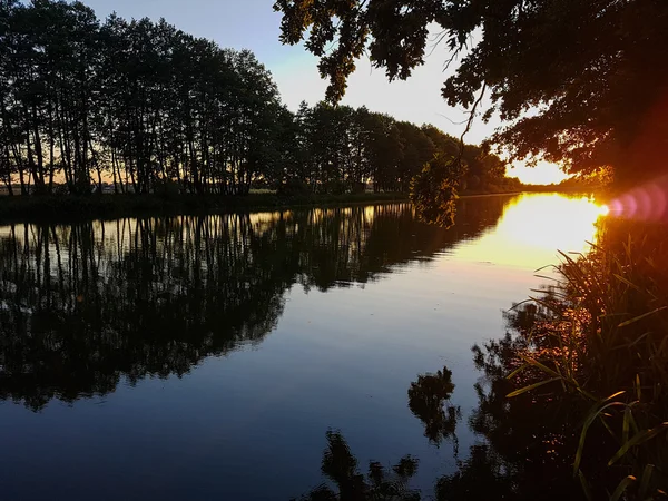 Nehri üzerinde muhteşem günbatımı — Stok fotoğraf