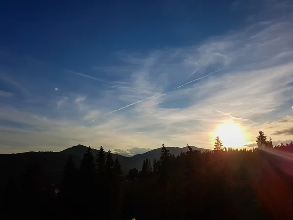 Fabuloso pôr-do-sol e o céu nas montanhas — Fotografia de Stock