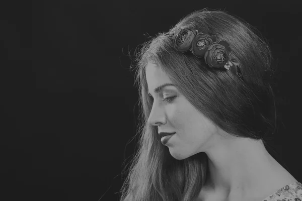 Mujer con hermoso cabello retrato en blanco y negro — Foto de Stock