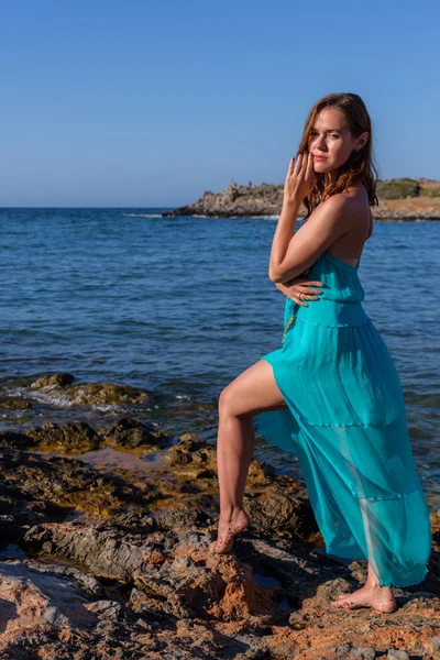 Güzel kadın güzel Sahilde yürüyüş — Stok fotoğraf