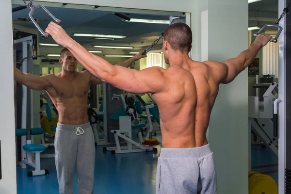 Proceso de entrenamiento de hombres en el gimnasio — Foto de Stock