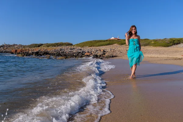 아름 다운 해변에서 산책 하는 아름 다운 여자 — 스톡 사진