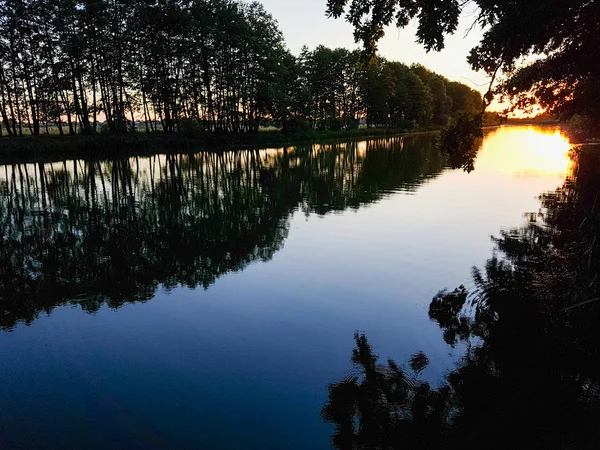 O magnífico pôr-do-sol no rio — Fotografia de Stock