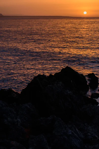 Beau coucher de soleil sur la mer du soir, rochers au premier plan — Photo