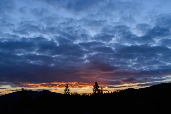 Fabuloso pôr-do-sol e o céu nas montanhas — Fotografia de Stock