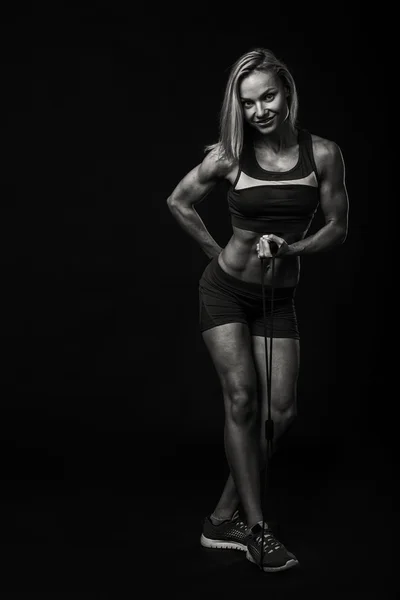 Sexy donna fitness sulla foto in bianco e nero . — Foto Stock