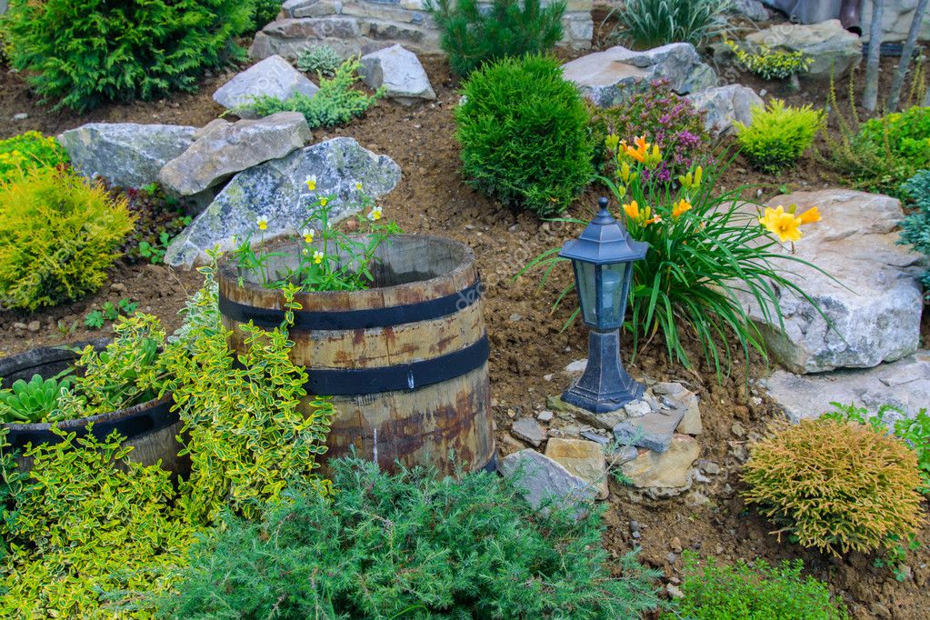Schöne Gartengestaltung mit Blumen — Stockfoto © aallm #128420618 Schöne Gartengestaltung mit Blumen — Stockfoto © aallm #128420618