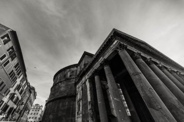 Konumlar Roma güzel bir şehirdir. İyi yolculuklar.