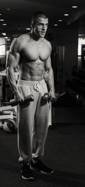 Erkek vücut geliştirmeci whit halter