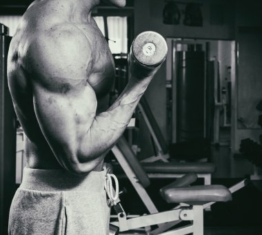 Yakışıklı güç atletik erkek ile kasları kadar pompalama eğitim 