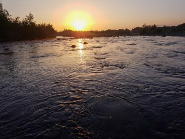 Muhteşem sahne dağ Nehri üzerinde. Yaz tatil ve bayram