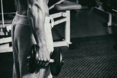 Yakışıklı güç atletik erkek ile kasları kadar pompalama eğitim 