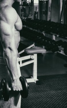 Yakışıklı güç atletik erkek ile kasları kadar pompalama eğitim 