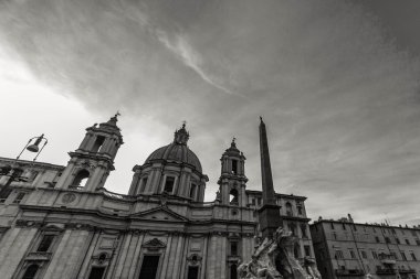 Konumlar Roma güzel bir şehirdir. İyi yolculuklar.