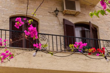 Güzel Yunan avlu. Güzel bir şehir.