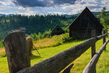 Dağlar manzara köyde
