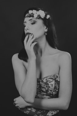 Çelenk takmış güzel bir kızın siyah beyaz portresi