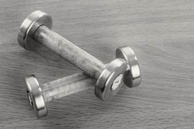 Fitness Ekipmanları bir tabloda bir siyah beyaz fotoğraf.