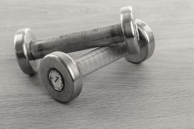 Fitness Ekipmanları bir tabloda bir siyah beyaz fotoğraf.