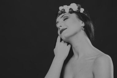 Çelenk takmış güzel bir kızın siyah beyaz portresi