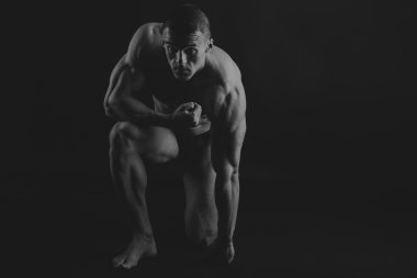 Karanlık bir arka plan üzerinde büyük vücut geliştirmeci