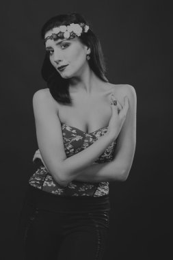 Çelenk takmış güzel bir kızın siyah beyaz portresi