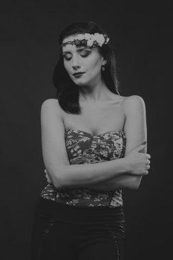 Çelenk takmış güzel bir kızın siyah beyaz portresi