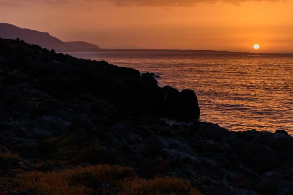 Hermosa puesta de sol en la costa de Creta — Foto de Stock