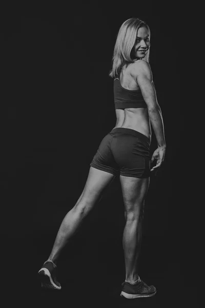 Fitness ung kvinna på svart bakgrund — Stockfoto