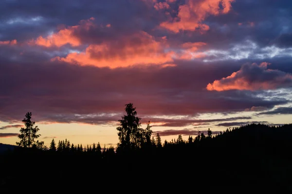Fabuloso pôr-do-sol e o céu nas montanhas — Fotografia de Stock