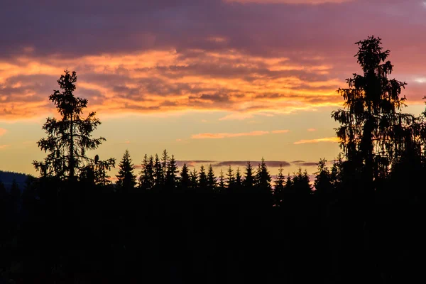 Fabuloso pôr-do-sol e o céu nas montanhas — Fotografia de Stock