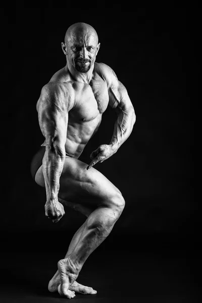 Bodybuilder visar hans rygg och biceps muskler, personlig Fitness — Stockfoto