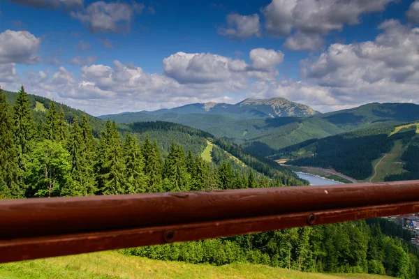 Bela natureza nas montanhas — Fotografia de Stock