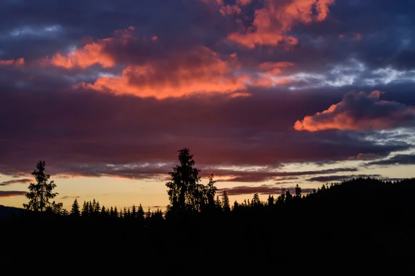 Fabuloso pôr-do-sol e o céu nas montanhas — Fotografia de Stock