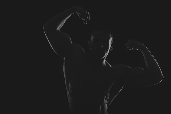 Silhuetten av bodybuilder på svartvit foto. — Stockfoto