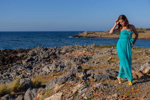 Schöne Frau, die am schönen Strand spaziert — Stockfoto