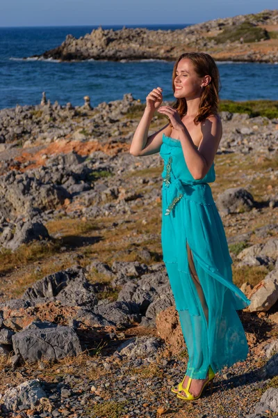 Vacker kvinna promenader på den vackra stranden — Stockfoto