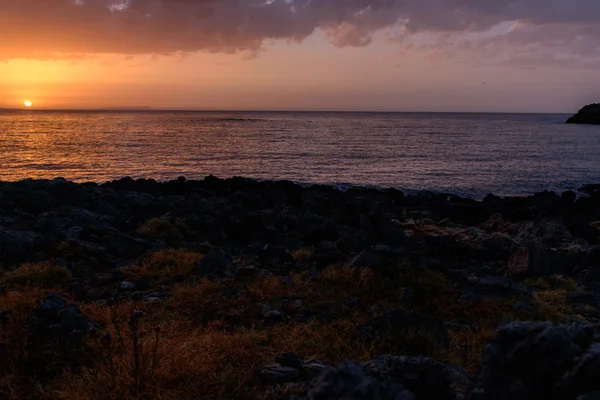 Lindo pôr do sol na costa de Creta — Fotografia de Stock