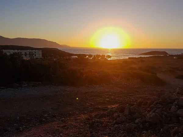 Coucher de soleil magnifique sur la côte de Crète — Photo