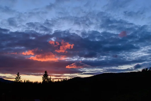 Fabuloso pôr-do-sol e o céu nas montanhas — Fotografia de Stock