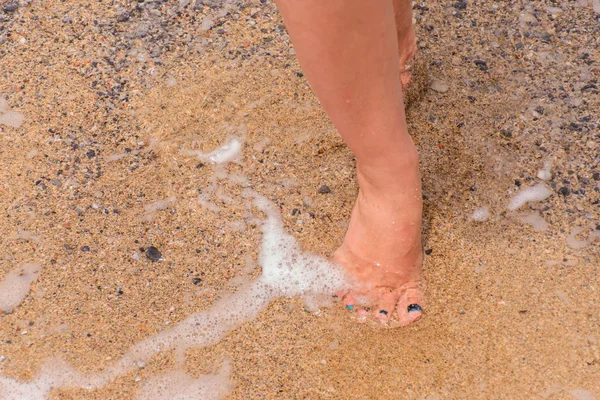 Feet are in the sand — Stock Photo, Image