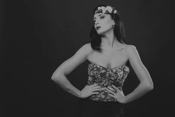 Black and white portrait of a beautiful girl in a wreath — Stock Photo, Image