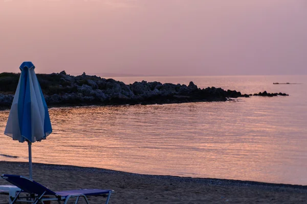 Sonnenuntergang Meer am Ufer des schönen Hotels — Stockfoto