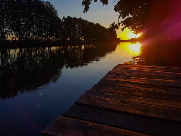 Nehri üzerinde muhteşem günbatımı — Stok fotoğraf