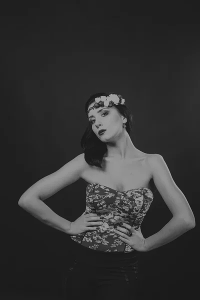 Czarno-biały portret pięknej dziewczyny w wieńcu — Zdjęcie stockowe