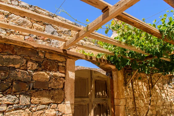 Antiche case sulle rovine dell'isola greca — Foto Stock